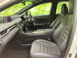 優れた操作性と視認性を備えた運転席。快適なドライビングをサポートする機能が満載です。直感的に操作できます。
