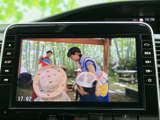 停車中にテレビ番組を視聴でき、休憩時間や待ち合わせの合間を車内で過ごす際にも便利です。大きく表示される映像で内容を確認しやすく、日常のさまざまな待ち時間に活用いただける装備です。