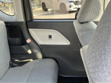 後席に座る方も窓越しに外の様子を眺めやすく、車内で過ごす時間に明るさを感じられます。シートとドアの色合いが調和し、落ち着いて過ごせる空間です。