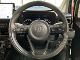 両手で握りやすい形状で、左右には複数のスイッチが配置されています。運転姿勢を保ちながら手元で各種機能にアクセスでき、計器類も視線を大きく移さず確認しやすい運転席まわりです。