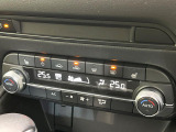 【オートエアコン】一度お好みの温度に設定すれば、車内の温度を検知し風量や温度を自動で調整。暑い&hellip;寒い&hellip;と何度もスイッチ操作をする必要はありません。快適な車内空間には必須の機能ですね♪