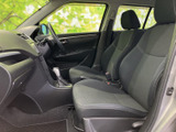 前席は運転席と助手席が並び、シートの形状が身体を支えるつくりです。運転席まわりの見通しもよく、乗り降りしやすい開口部で日常使いに便利。助手席の方にも落ち着いて過ごしていただける空間です。