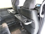 ◆シートバックテーブル◆フロントシートの背面に後席用のテーブルがついています。小物が置けて!カップホルダーもあります、ドライブ中や休憩時にも便利なテーブルです。