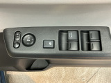 【パワーウィンドウスイッチ】ワンタッチで、パワーウインドウやドアミラーを操作できます。