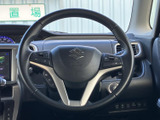 握りやすいステアリングは、長時間の運転でも疲れにくい設計です。操作性にも優れ、快適なドライビングをサポートします。