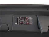 テールゲートには、ハンズフリー・オープニング/クロージング機構も搭載しています。両手に荷物を抱えていてもそのままで、リアバンパーの下で足を動かすだけでパワーテールゲートが自動的に開閉します。