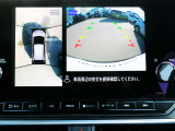 リバースにシフトするとまるで上空から見下ろしているような感じにナビゲーション画面に映し出します