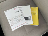 メンテナンスノート、取扱説明書です。 その車の整備記録が事細やかに記録されています。 車が生まれてから今までどのような道を歩んできたのか判るとても重要な物ですよ。