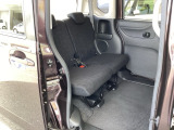 スライドドアなら狭い駐車場でもドアをぶつける心配がありません。ステップが低く乗り降りもしやすいです。