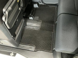 しっかりと汚れ、砂ぼこりを落とし足元まで清潔な車内空間を作り上げております♪