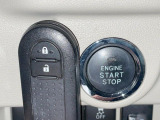【キーフリーシステム】カバンやポケットに入れたままでもドアの施錠・解錠が可能なスマートキーを装備。エンジンのオン・オフ時もカギを取り出す必要が無いからとっても便利です♪