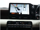 サイドクリアランスビュー表示中に、旋回時の運転操作に合わせて自動で車両を斜め後方から見たような映像を表示。