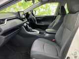 前席は身体を預けやすい形状で、座ったときの視界も広く確保されています。手の届きやすい位置にまとまった室内配置と落ち着いた色調で、快適な移動をサポートします。