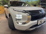 【シーケンシャルターンランプ付きLEDヘッドライト】人気の『流れるウィンカー』付きのLEDヘッドライトを装備♪高級感はもちろん、点灯時は存在感たっぷりで他車からも認識されやすく安心です。
