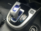 ハイブリッド車特有の小型セレクトノブは軽いタッチでスマートに走行できます!SモードスイッチをONにするとアクセルレスポンスの良い走りができます!
