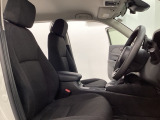 広い足元にゆったり座れるシートには肘掛も装備しており長距離の運転でも疲れにくいシートです。