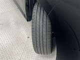 タイヤサイズは205/55R17!残り溝は6ミリ程度です!スペアタイヤがついていて、不測の事態が起きても安心です!