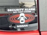 セキュリティアラーム、ドアのこじ開けで車両ホーンとハザードランプ点灯で周囲に異常を知らせます。