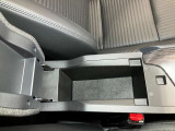 アームレストの中にも収納スペース!運転席周りをすっきり保てます!