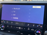 Bluetoothやテレビ、AM放送などのメニューが表示され、使いたい音源を選びやすい画面です。交通情報も選択でき、日々の移動に合わせて活用いただけます。