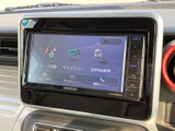 画面には目的地検索やソース切替などのメニューが表示され、必要な機能を選びやすい構成です。画面脇のボタンもあり、日常の移動をサポートします。