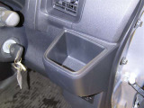 運転席にカップホルダーを装備しております。
