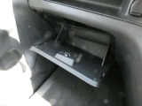 助手席前には車検証の収納に便利なグローブBOXが備わっています。