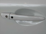 アドバンストキーを携帯していればドアのアウターハンドルの黒いリクエストスイッチにワンタッチするだけでドアの開錠/施錠ができます。