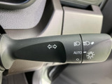 レバーには操作内容を示す表示があり、運転席から確認しやすい配置です。複数の機能をまとめて備え、走行時に必要な操作を手元で行える便利な装備となっています。