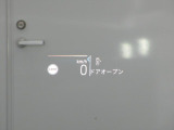 ヘッドアップディスプレイを装備。スピードはもちろん、ナビのルート案内やオーディオチャンネル切り替えも表示します。