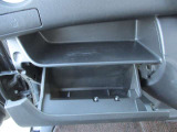 車検証ブックや小物などが収納できるスペースがあります。