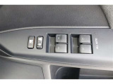 《パワーウインドウスイッチ》車の基本装備のひとつのパワーウインドウです。オート機能もあって、押し方の強弱で調整も出来ます。