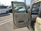 明るい内張りと大きな窓で、運転席まわりもすっきりとした印象です。外の景色を確認しやすく、乗り降りの際にも周囲の様子を把握しやすい造りです。