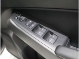 ドア内側、手の届きやすい位置にドアガラスの開閉スイッチ(パワーウインドウ)があります。運転席にはいたずら防止のためのロック付!