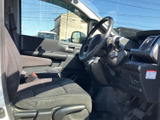 運転席と助手席が並び、前方を見渡しやすい開放的な空間です。シートは身体を受け止める形状で、乗り降りの際にもゆとりを感じられるレイアウトとなっています。