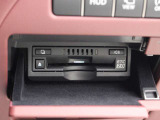 広がる運転支援サービスETC2.0搭載。全国の高速道路に設置されたITSスポットと双方向通信を図り、広域な道路交通情報や安全運転をサポートする情報を得て、音声やナビ画面上にタイムリーにお知らせします。