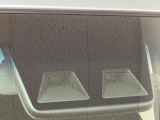 走行中に前方の車両と歩行者を認識し、衝突の危険性があると判断した場合にドライバーへ注意喚起。さらに危険性が高まった場合には緊急ブレーキで減速、衝突の回避や、衝突時の被害軽減に寄与します。