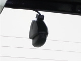 ◆リアにもドライブレコーダーを装備しております◆映像・音声などを記録する自動車用の装置です。もしもの事故の際の記録はもちろん、旅行の際の思い出としてドライブの映像を楽しむことができます。