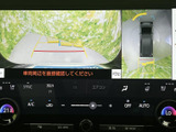 鮮やかなディスプレイで、様々な情報を確認できます。車両の状態や設定などを一目で把握でき、快適なドライビングをサポートします。情報満載の画面です。