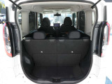 リアシートにはスライド機構を搭載しておりますので、乗車人数やお荷物の量に併せてアレンジが可能です♪