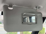 サンバイザーに鏡がついてますので車から降りる前に身だしなみチェック出来ます。