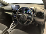 高いホールド性で運転姿勢が安定します。長距離ドライブでも疲れにくいのが魅力です。快適なドライビングライフをお送りください♪