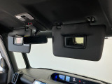 【サンバイザー】車内で身だしなみを整えるためのバニティミラーがセット。お化粧直しや髪型のチェックに活用できます。