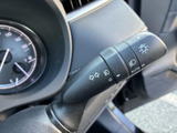 レバー上の表示で各操作位置を確認しやすく、運転席から手元を見て扱いやすい設計です。ウインカーやライトの切り替えをまとめて行え、日常の運転を支えます。