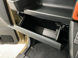 【収納部】パッと手に取りたい小物の置き場に便利。その他、沢山の収納部がございます。