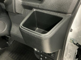 【カップホルダー】お飲み物が手に取りやすい位置に。長時間のドライブには必需品です☆