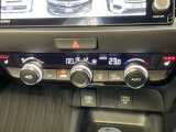 操作性の良いエアコンパネル。前席シートヒーターで寒い冬も快適ドライブ。