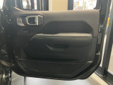 運転席側のドアパネルでございます。