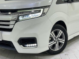 安心のLEDヘッドライトとLEDフォグを採用。ウィンカーと連動し交差点などで進行方向の内側を照らし、右左折時の歩行者などをより見やすくするアクティブコーナーリングライトとオートハイビーム機能も装備