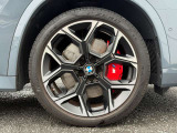 BMW専門のメカニックが、100項目にも上るポイントを徹底的にチェック。交換基準に達した部品があれば、弊社負担にて交換後、お客様へご納車致します。
